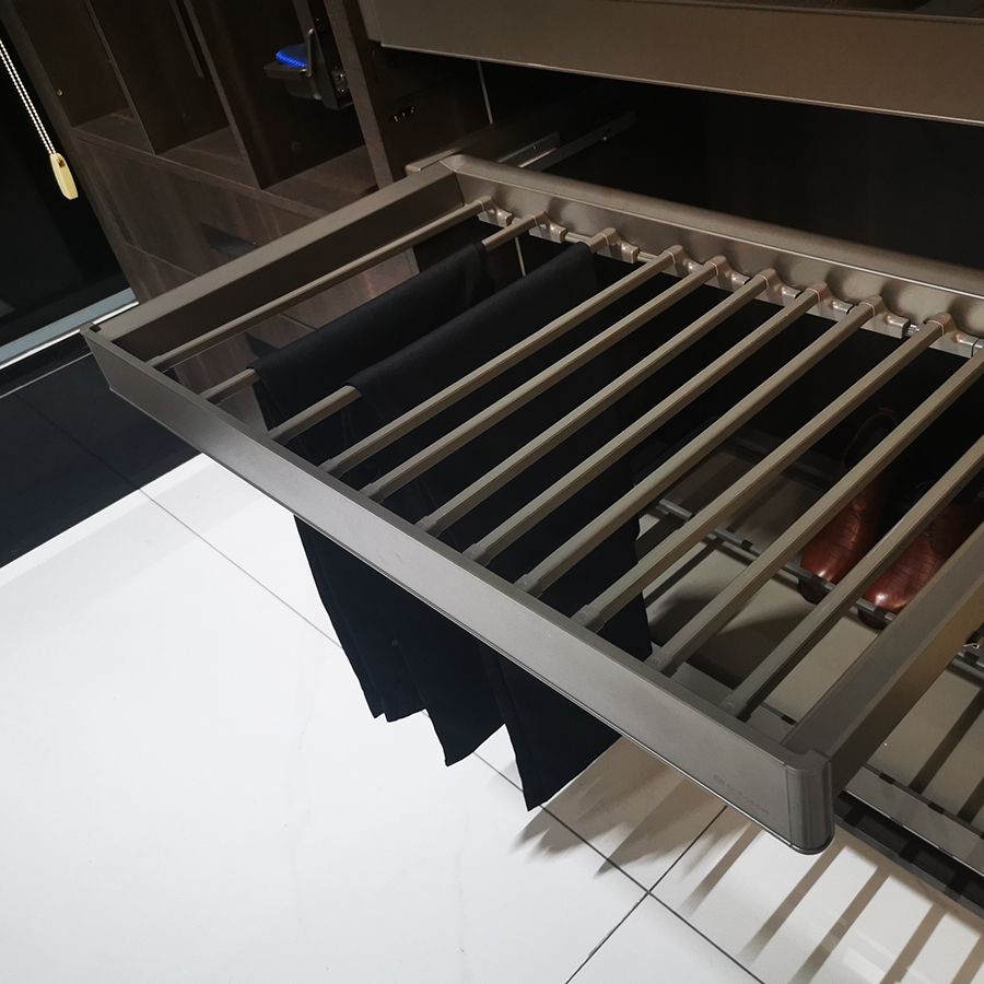 фото Выдвижная вешалка для брюк Unihopper в базу 900мм, c доводчиком, clip-on MONIKA