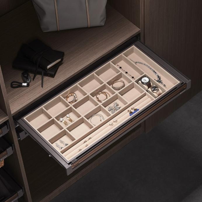 фото Выдвижная полка для аксессуаров со стеклянной панелью Unihopper в базу 900мм, c доводчиком, clip-on,  GLASS NAKA