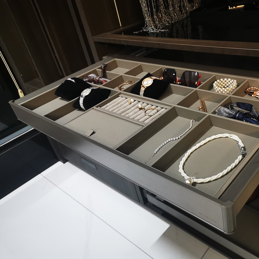 фото Выдвижная полка для аксессуаров серая кожа Unihopper в базу 900мм с доводчиком clip-on MONIKA