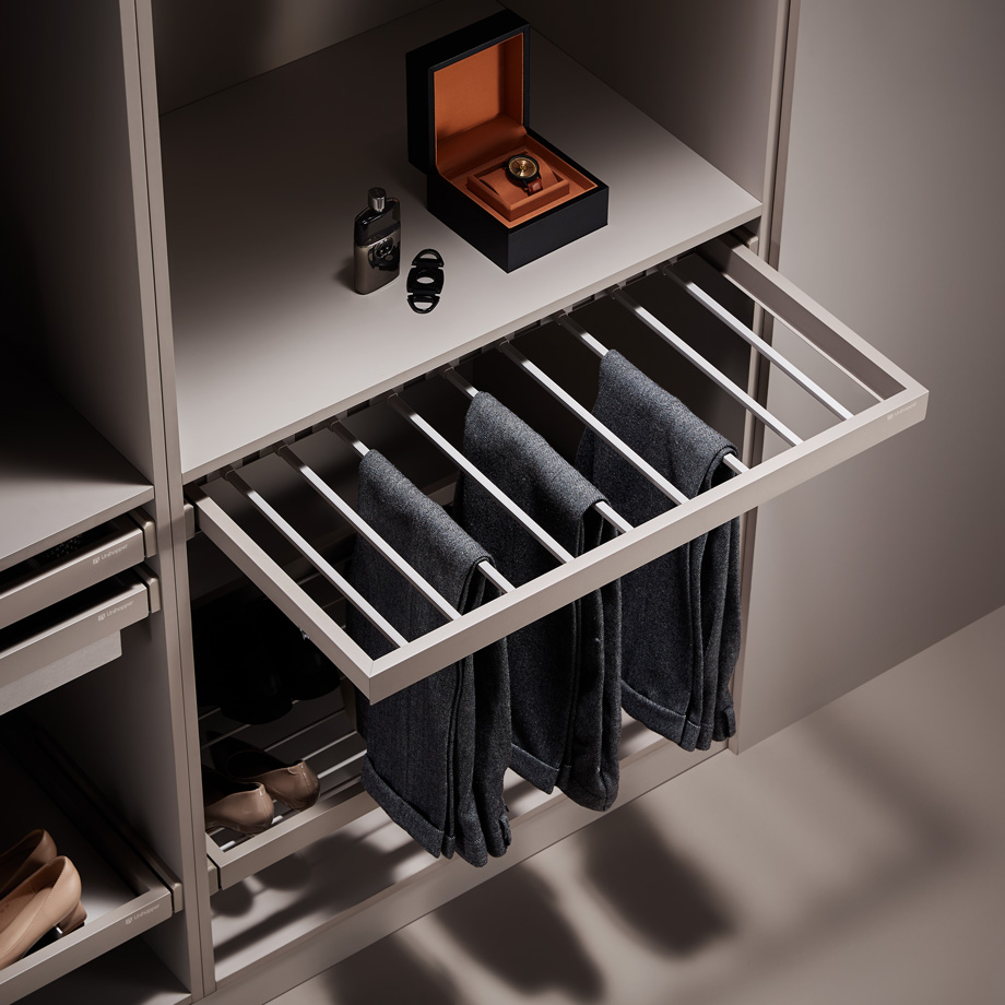 фото Выдвижная вешалка для брюк Unihopper в базу 900мм, c доводчиком, clip-on, COKA