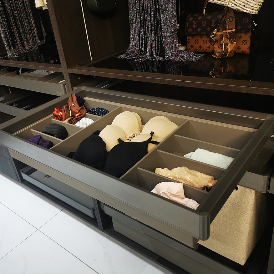 фото Выдвижная полка для белья серая кожа Unihopper в базу 900мм с доводчиком clip-on MONIKA