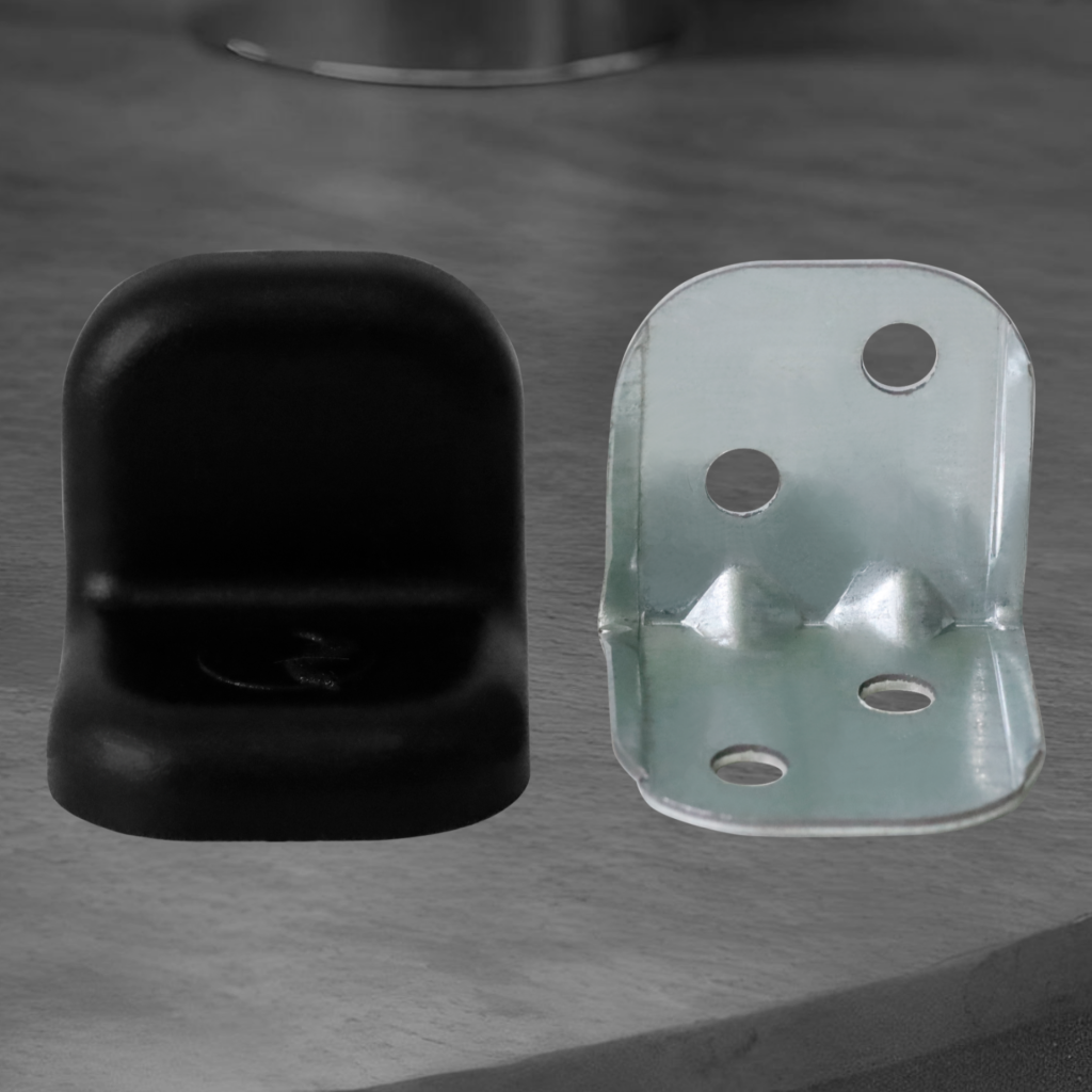 фото Уголок крепежный с пластиковой крышкой, черный